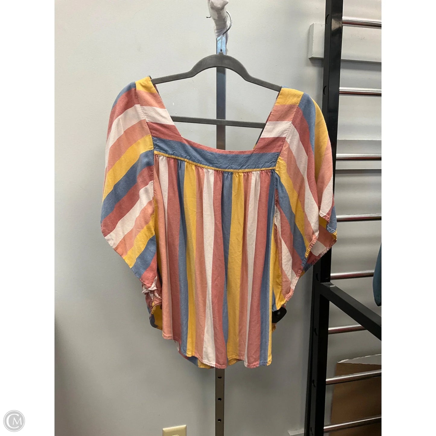 Top Short Sleeve By Beachlunchlounge In Striped Pattern, Size: L