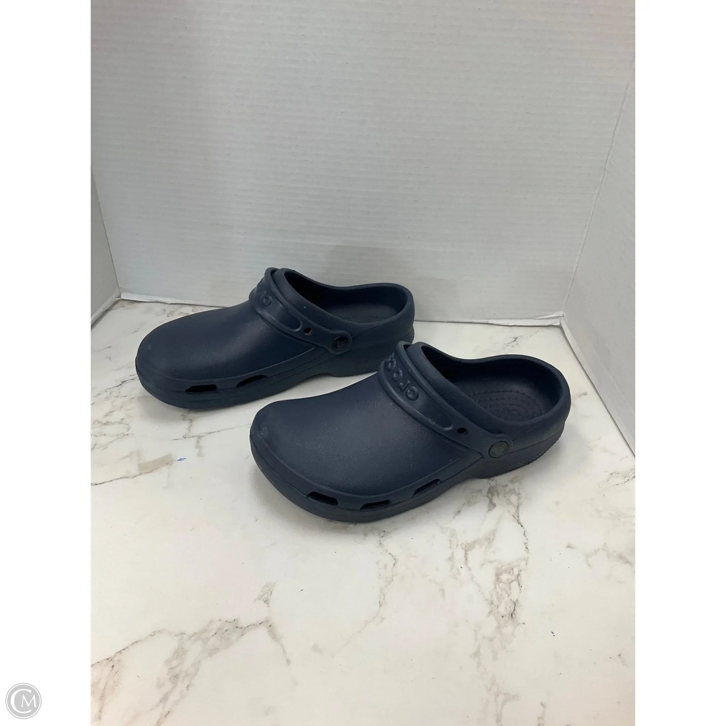 Shoes Flats By Crocs In Navy, Size: 8