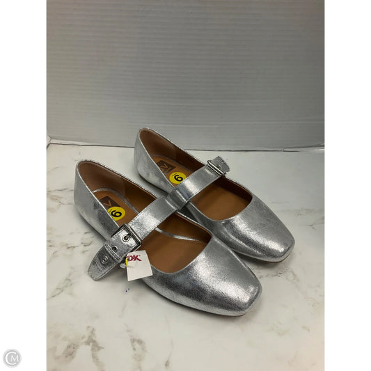 Shoes Flats By Dolce Vita In Silver, Size: 9