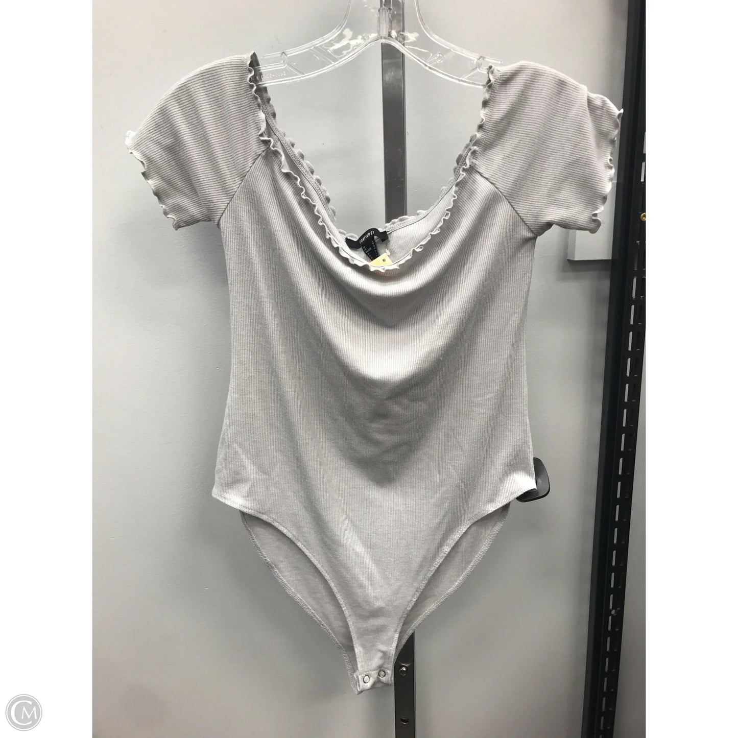 Top Short Sleeve By Forever 21 In Grey, Size: L