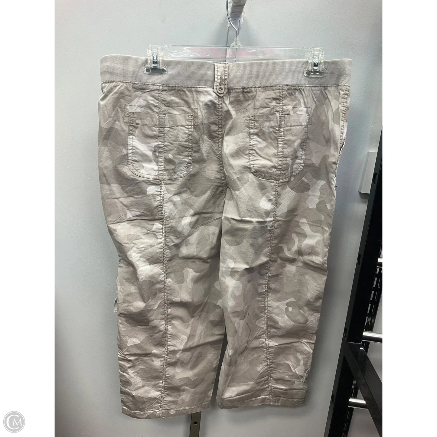 Capris By Clothes Mentor In Camouflage Print, Size: 16