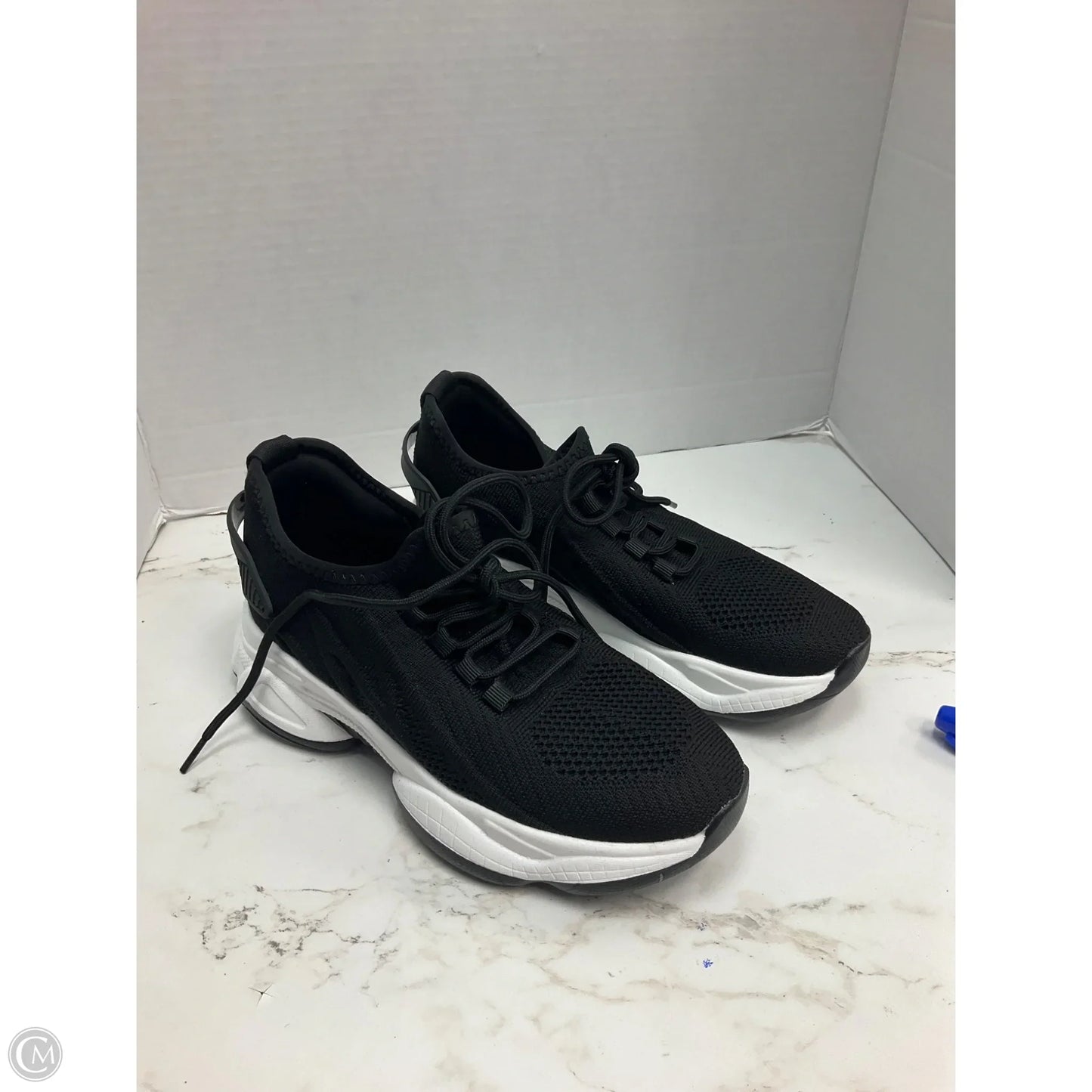 Shoes Sneakers By Clothes Mentor In Black, Size: 6
