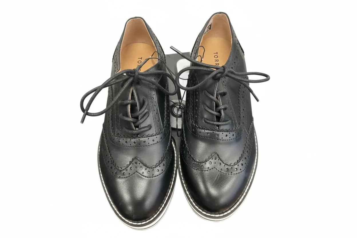 Shoes Flats By Torrid In Black, Size: 10