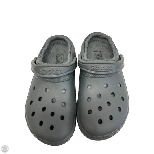 Shoes Flats By Crocs In Grey, Size: 9