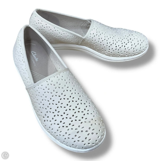 Shoes Flats By Clarks In Beige, Size: 10