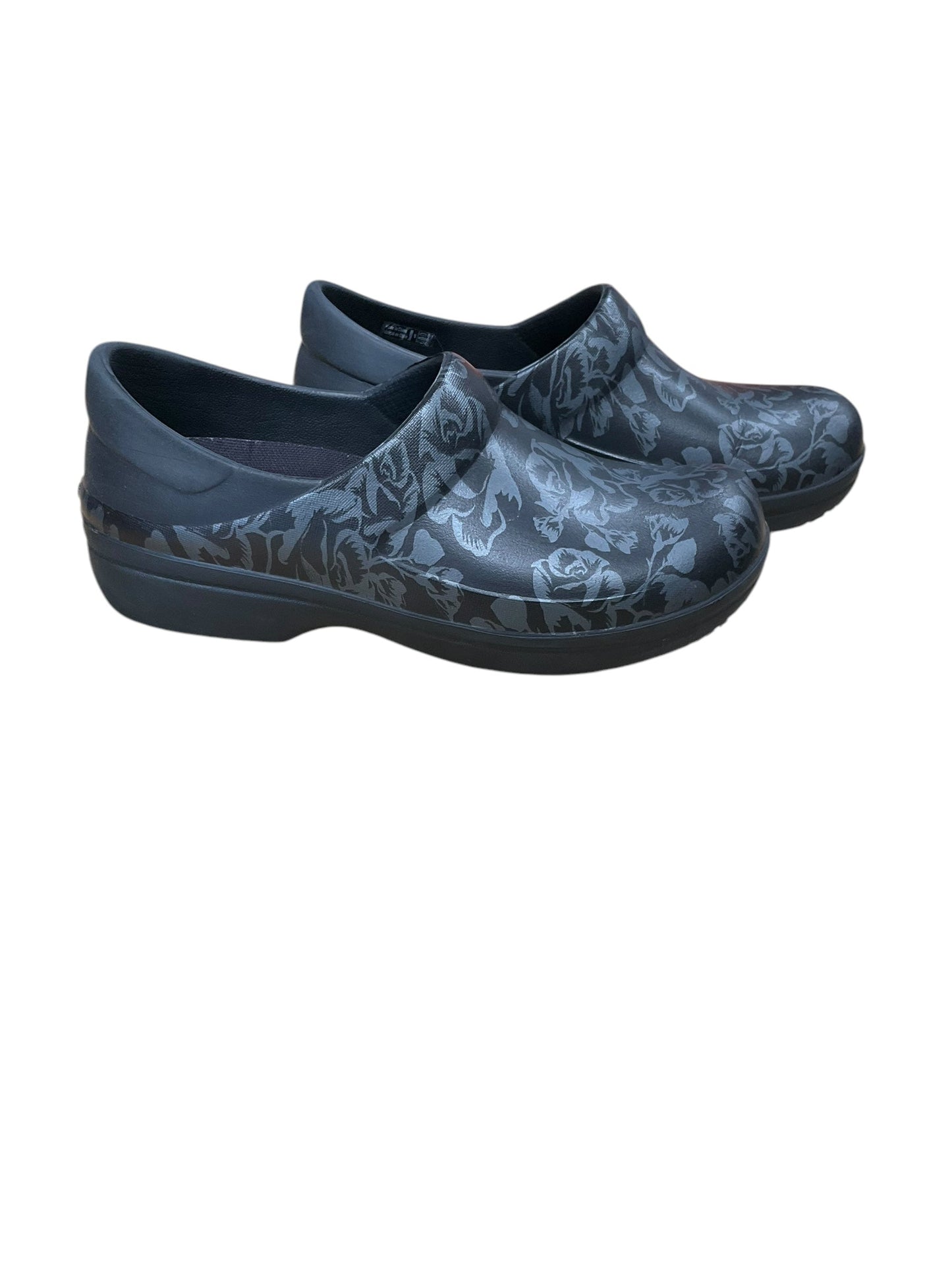 Shoes Flats By Crocs In Black, Size: 8