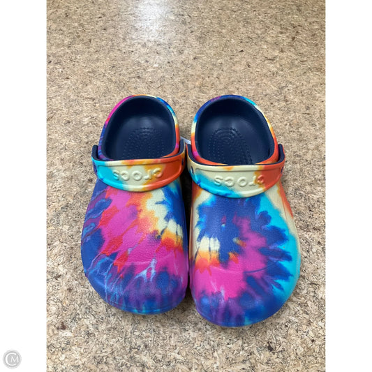 Sandals Flats By Crocs In Multi-colored, Size: 6