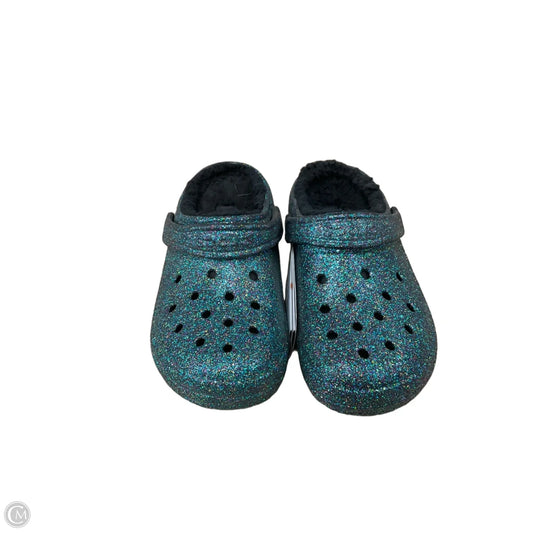 Shoes Flats By Crocs In Green, Size: 7