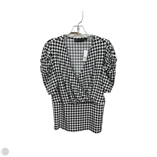 Top Short Sleeve By New York And Co In Geometric Pattern, Size: M