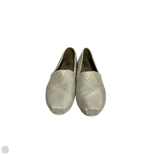 Shoes Flats By Toms In Silver, Size: 9