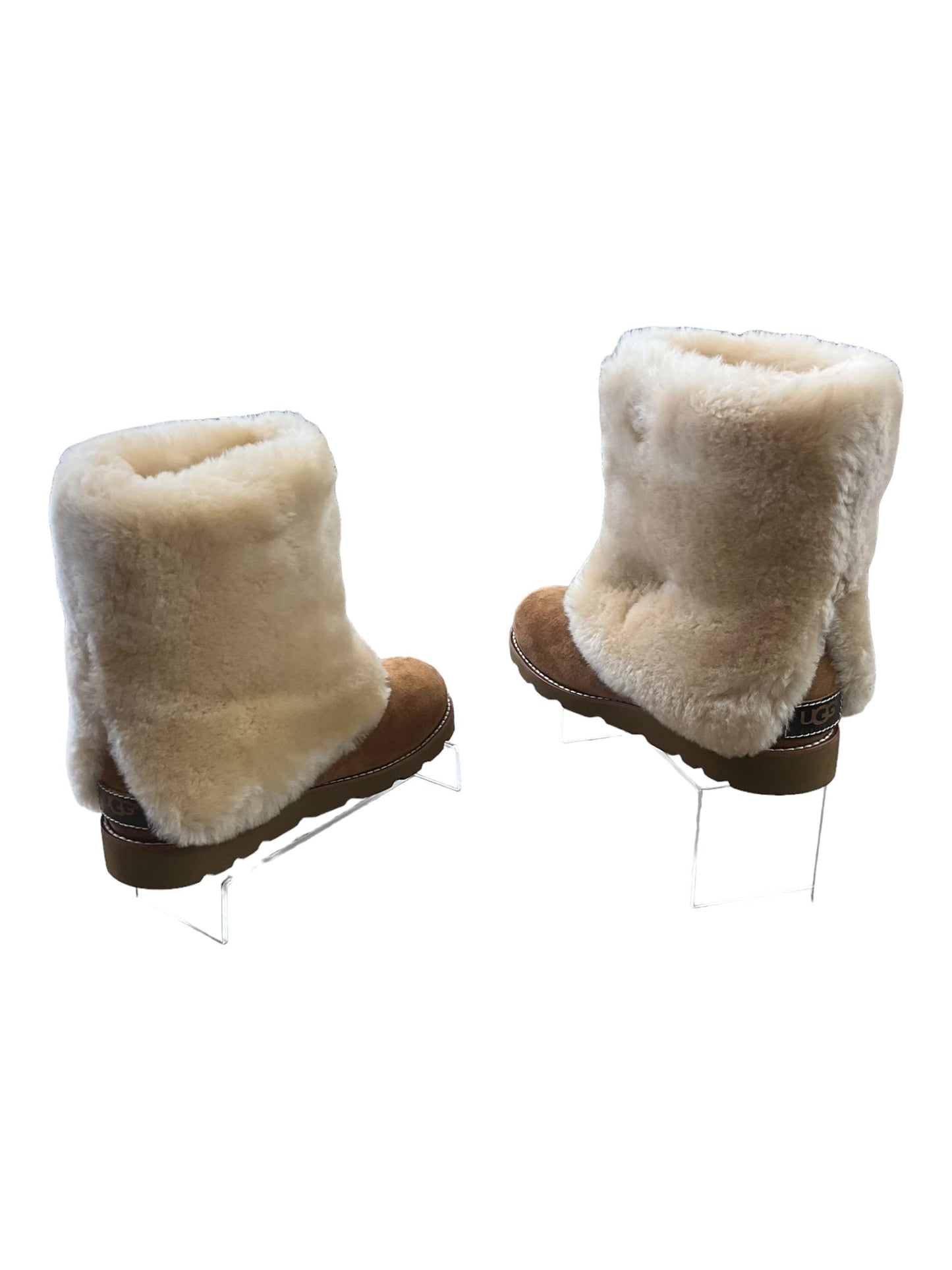 Boots Snow By Ugg  Size: 6