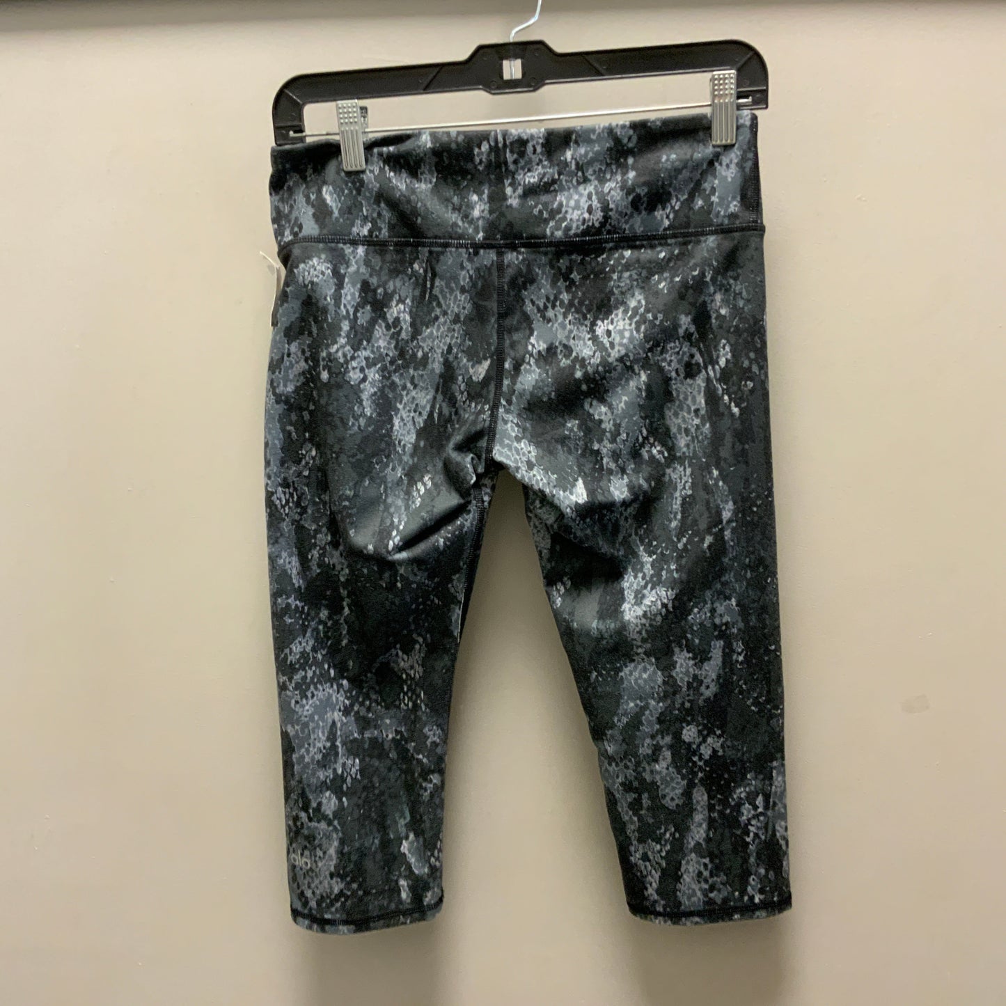 Athletic Capris By Alo In Snakeskin Print, Size: S