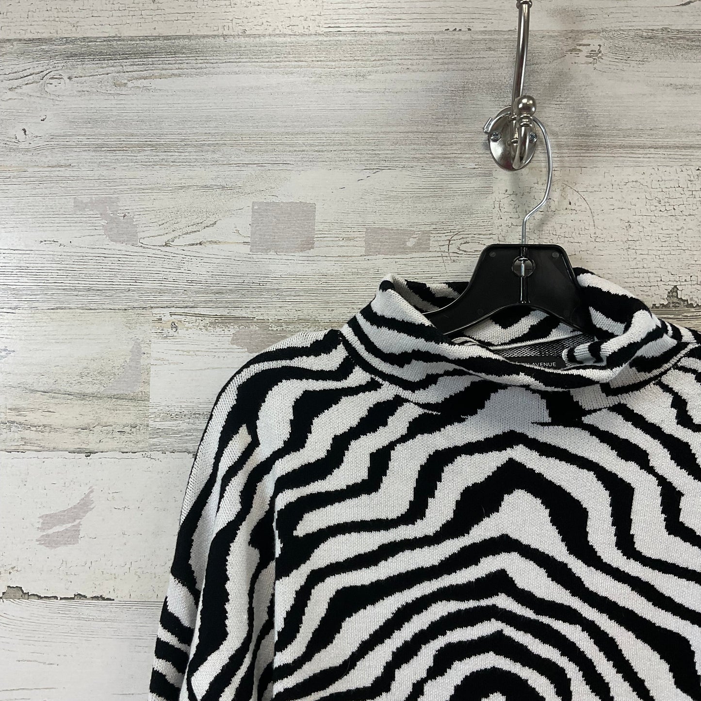 Sweater By Saks Fifth Avenue In Black & White, Size: S