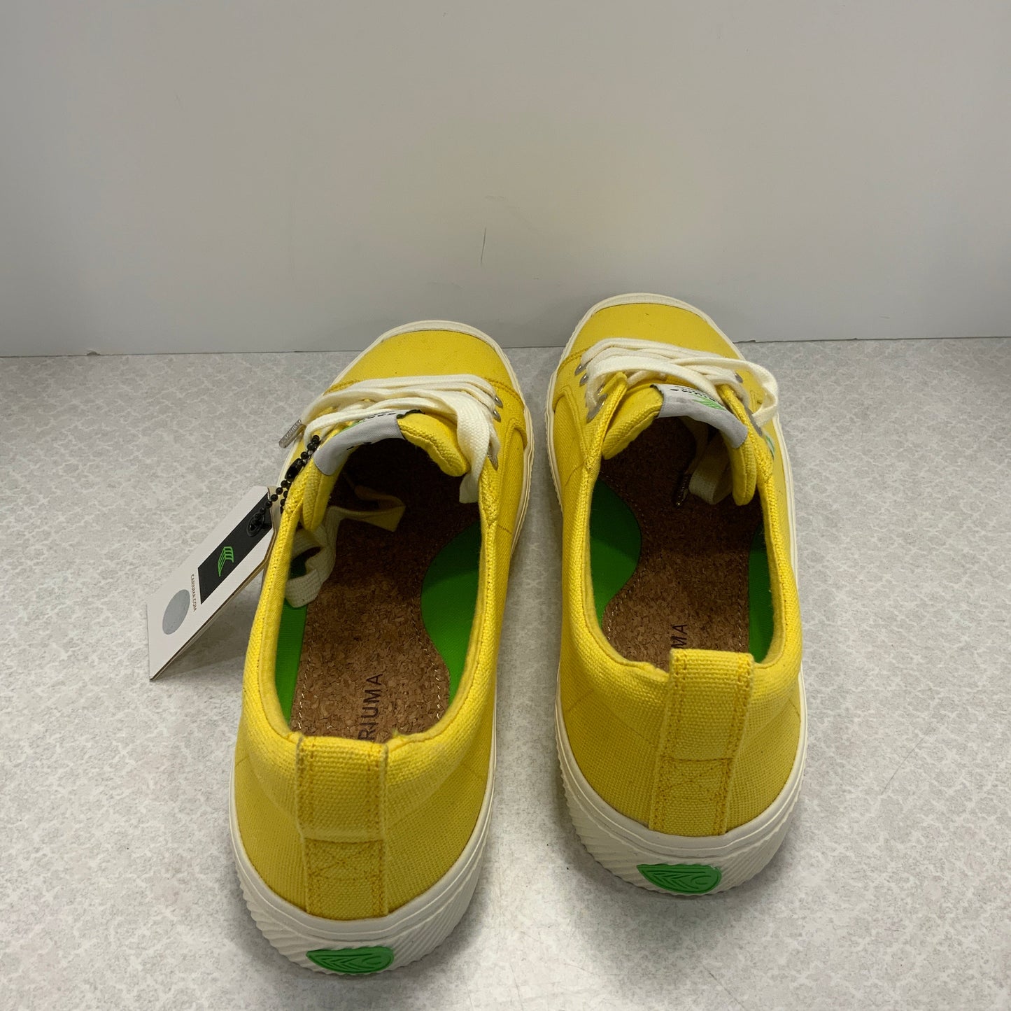 Yellow Shoes Sneakers Cariuma, Size 8