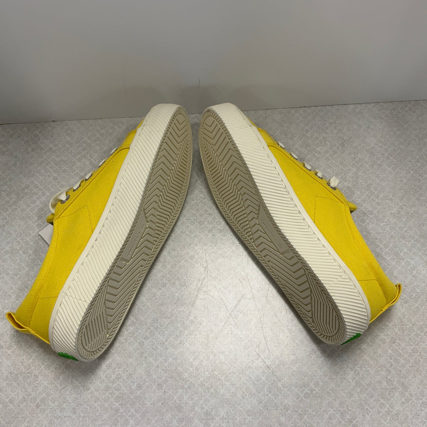 Yellow Shoes Sneakers Cariuma, Size 8