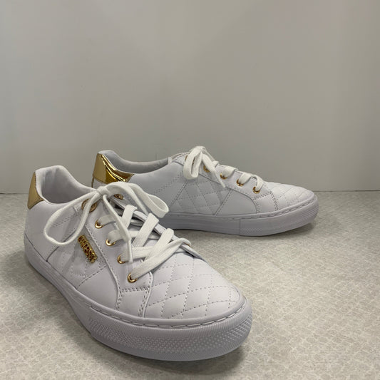 Shoes Sneakers By Guess In White, Size: 9