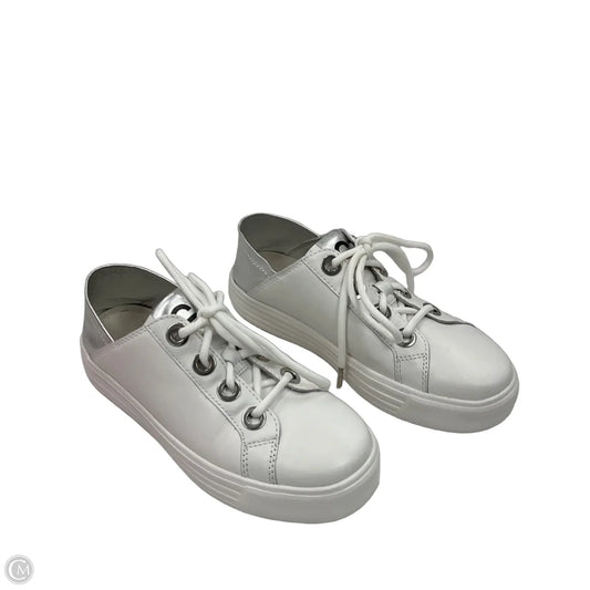 Shoes Sneakers By Earth In White, Size: 6