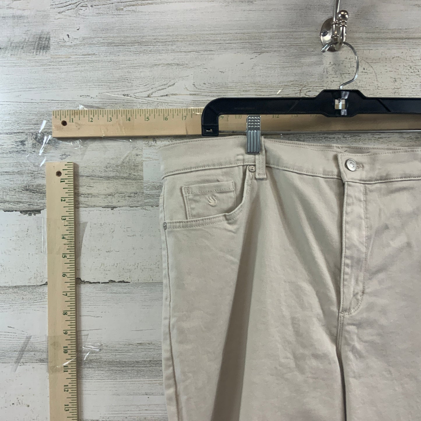 Tan Shorts Gloria Vanderbilt, Size 16