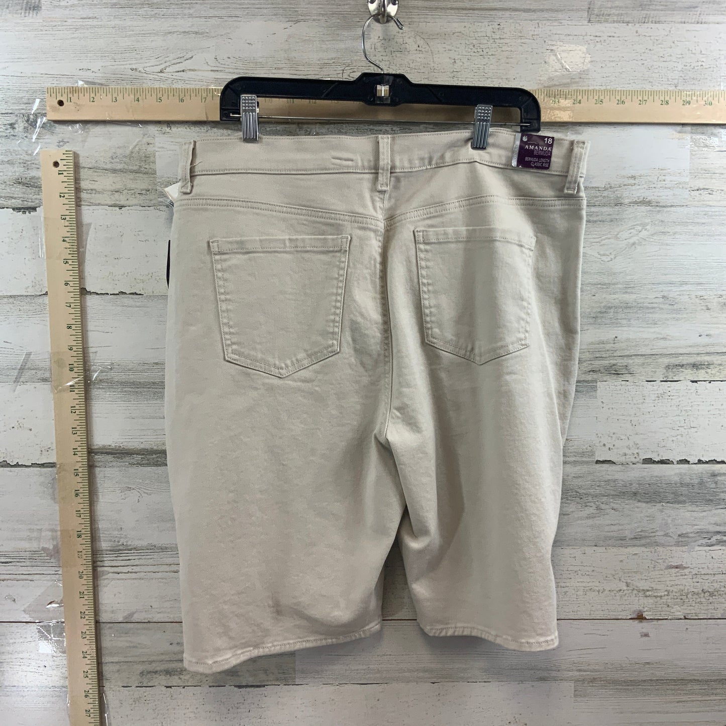 Tan Shorts Gloria Vanderbilt, Size 16