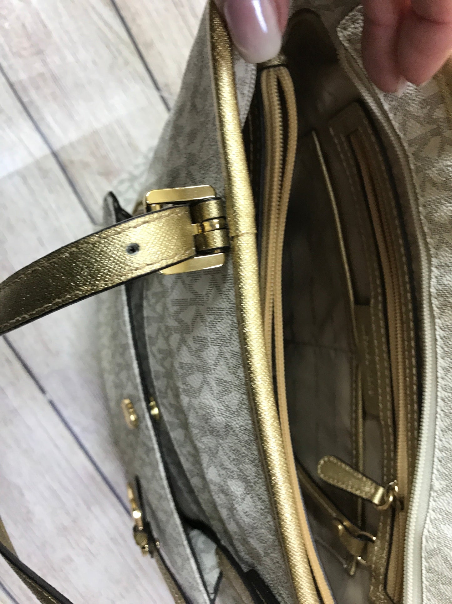 Handbag By Michael Kors  Size: Medium