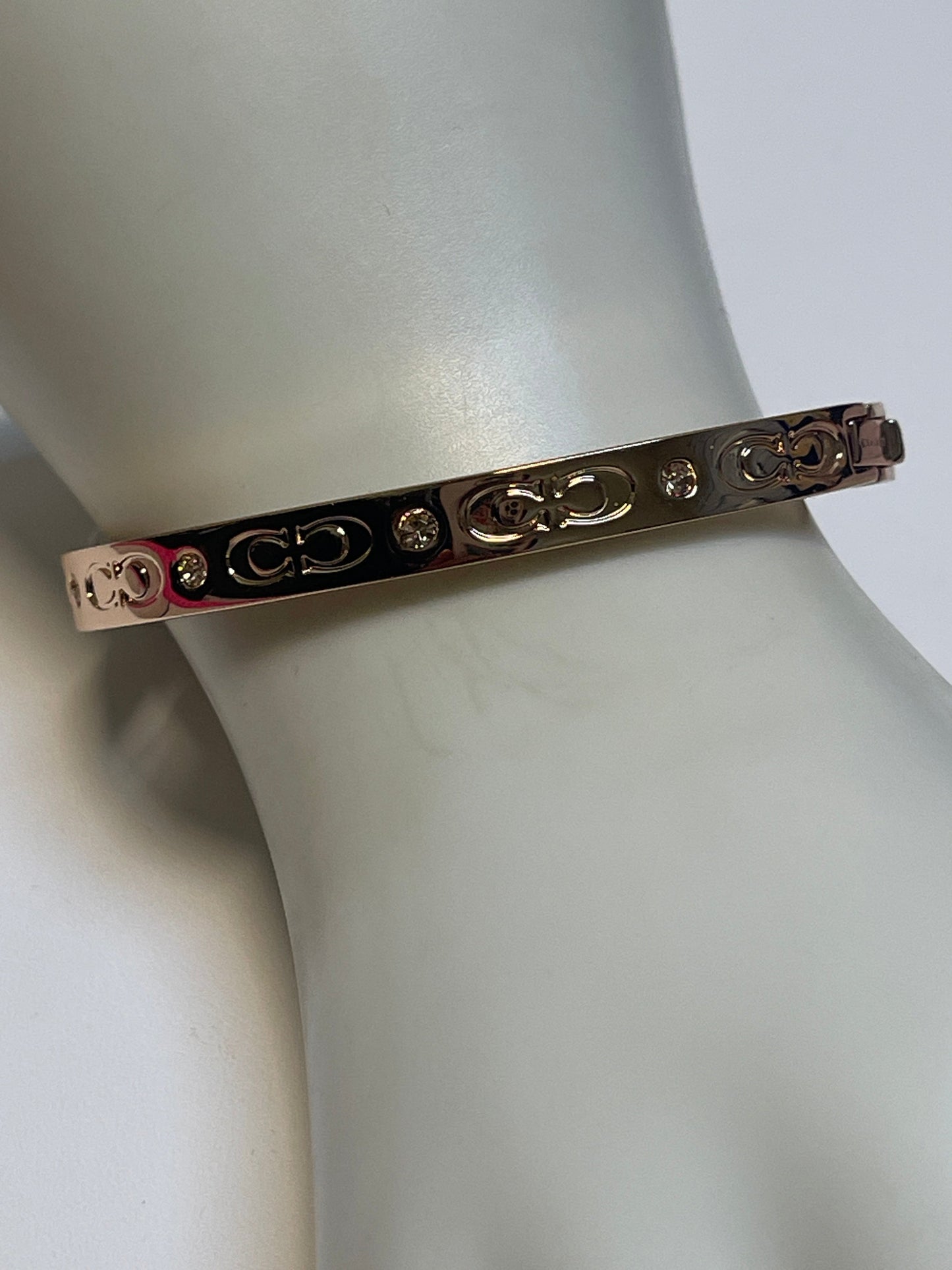 BRACELET BANGLE COACH in ROSE GOLD