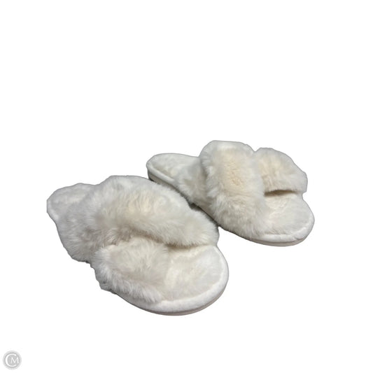 Slippers By Clothes Mentor In Cream, Size: 9.5