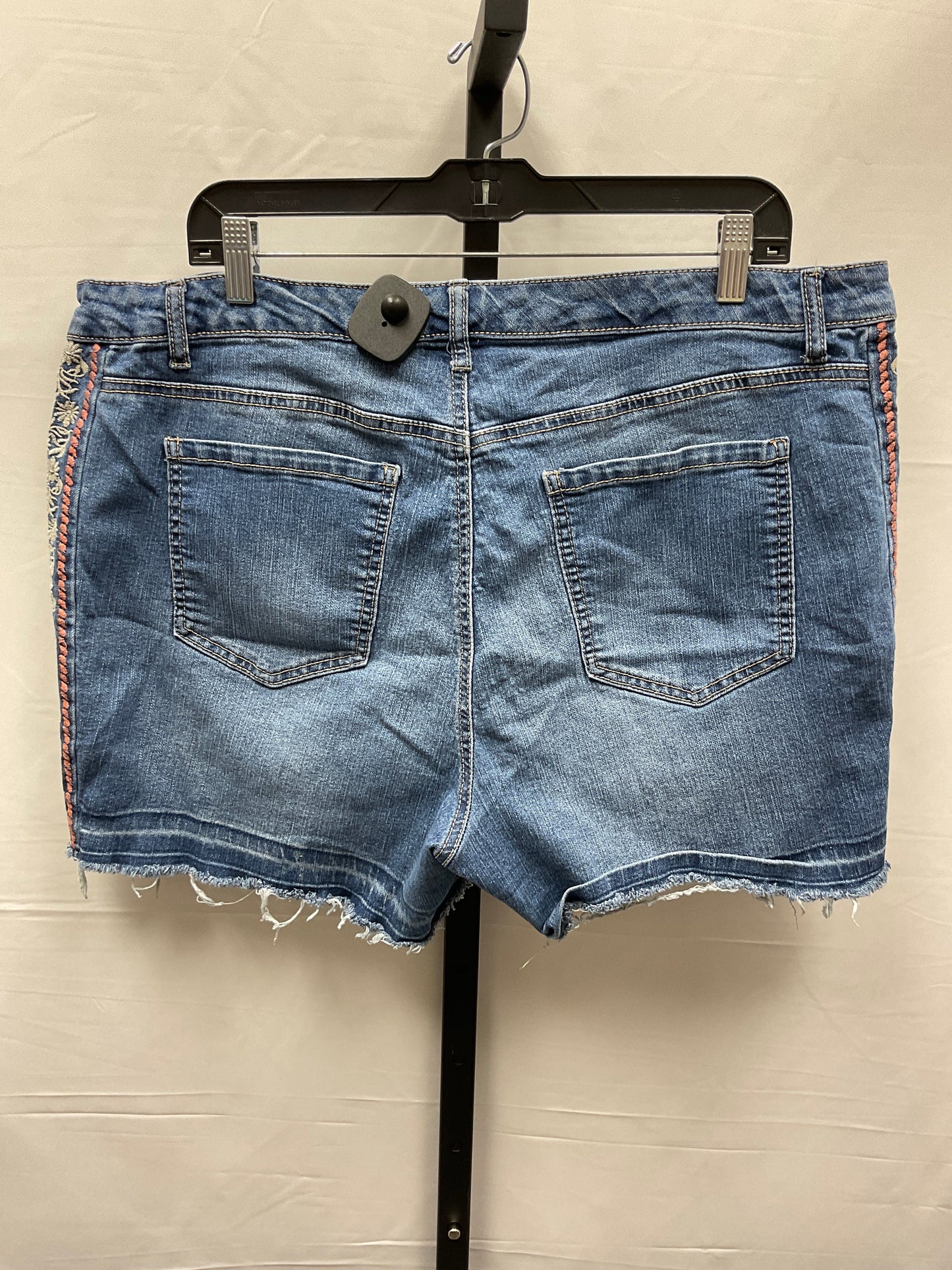 Shorts By Terra & Sky  Size: 18