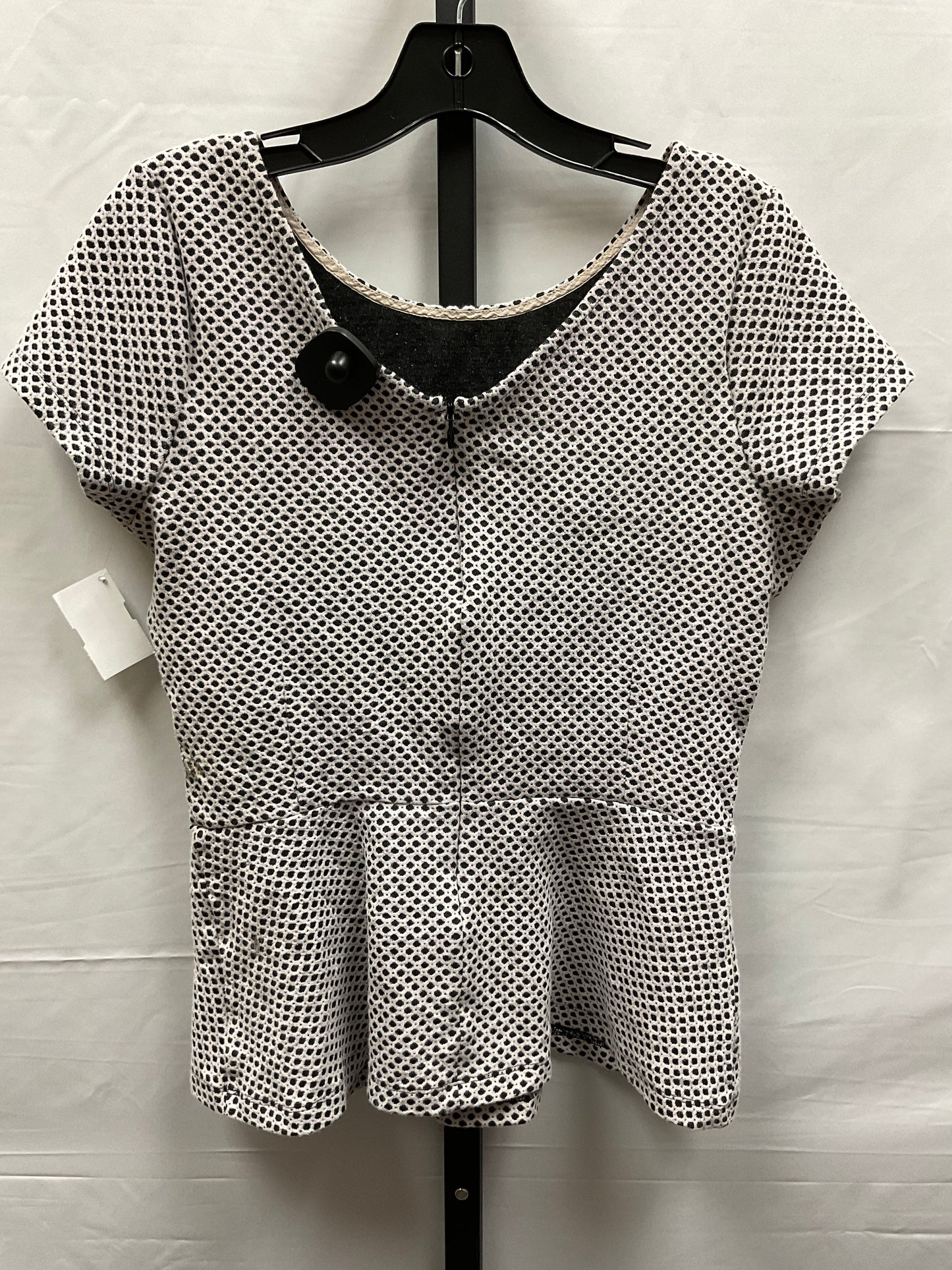 Black & White Top Short Sleeve Banana Republic, Size 10