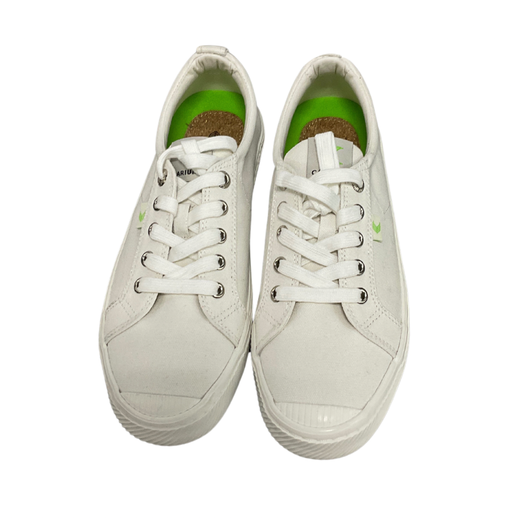 Shoes Sneakers By Cariuma In White, Size: 8.5