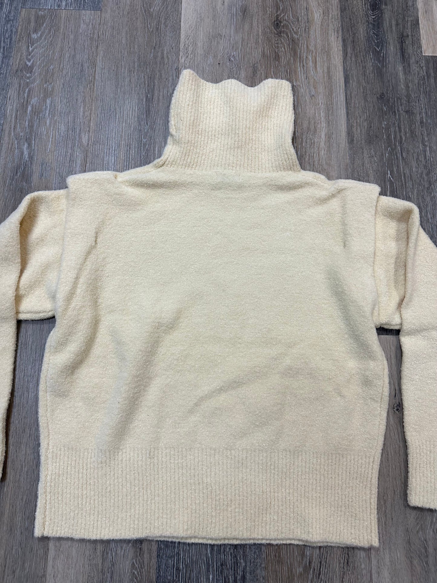 Sweater By Lush In Cream, Size: M