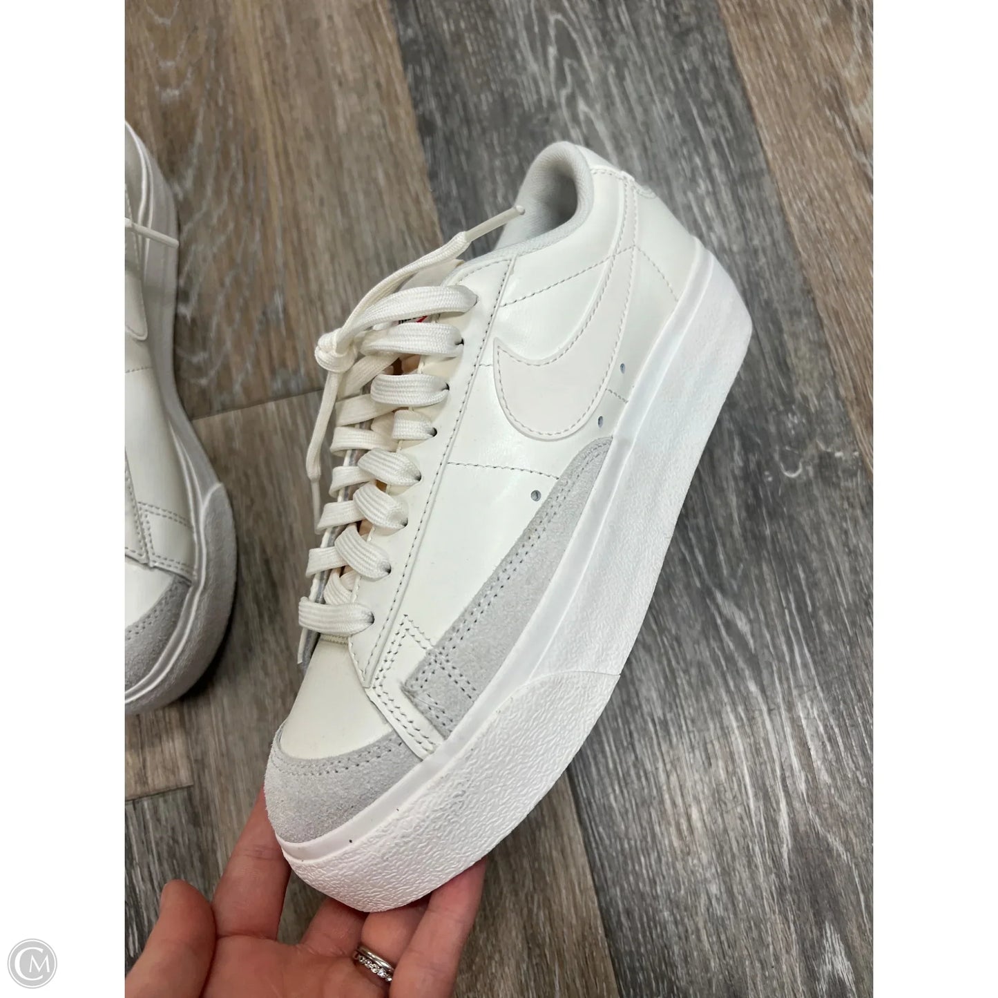 Shoes Sneakers By Nike In White, Size: 7