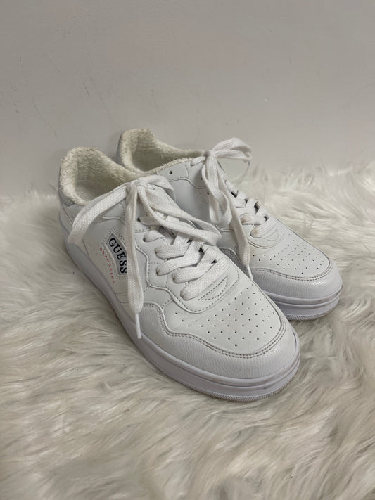 Shoes Sneakers By Guess In White, Size: 10