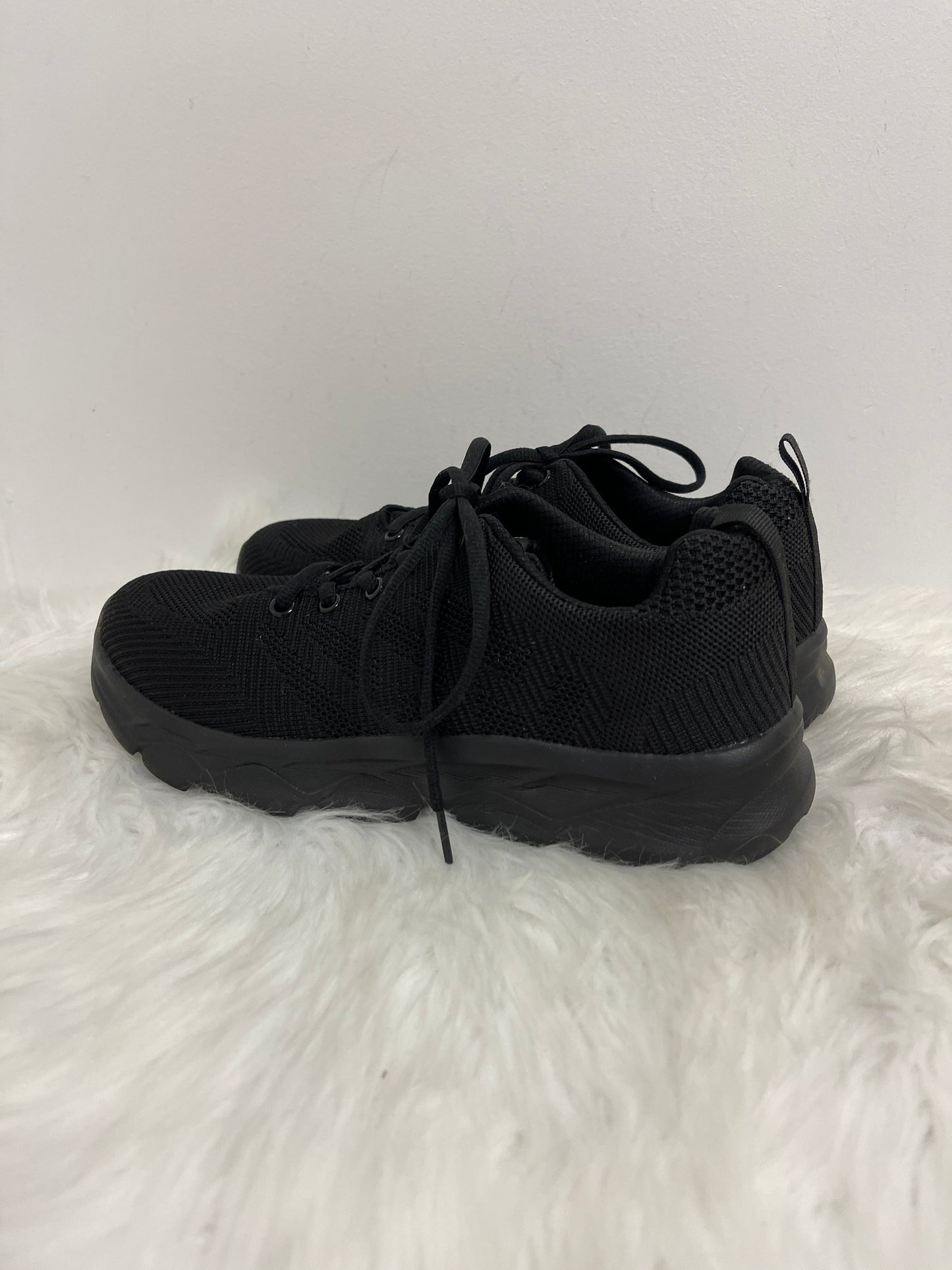 Shoes Athletic By Clothes Mentor In Black, Size: 10