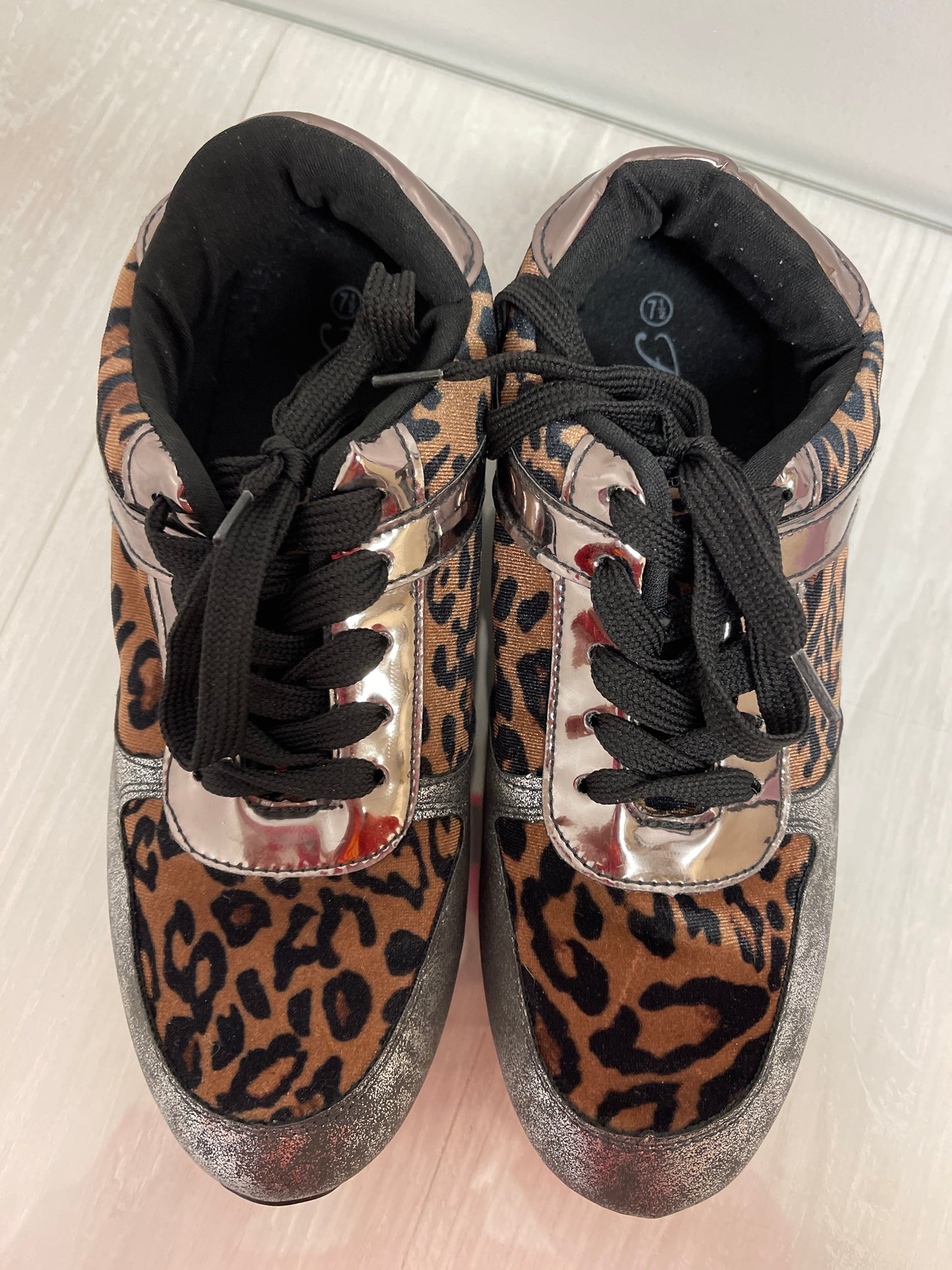 Shoes Sneakers By Forever In Animal Print, Size: 7.5