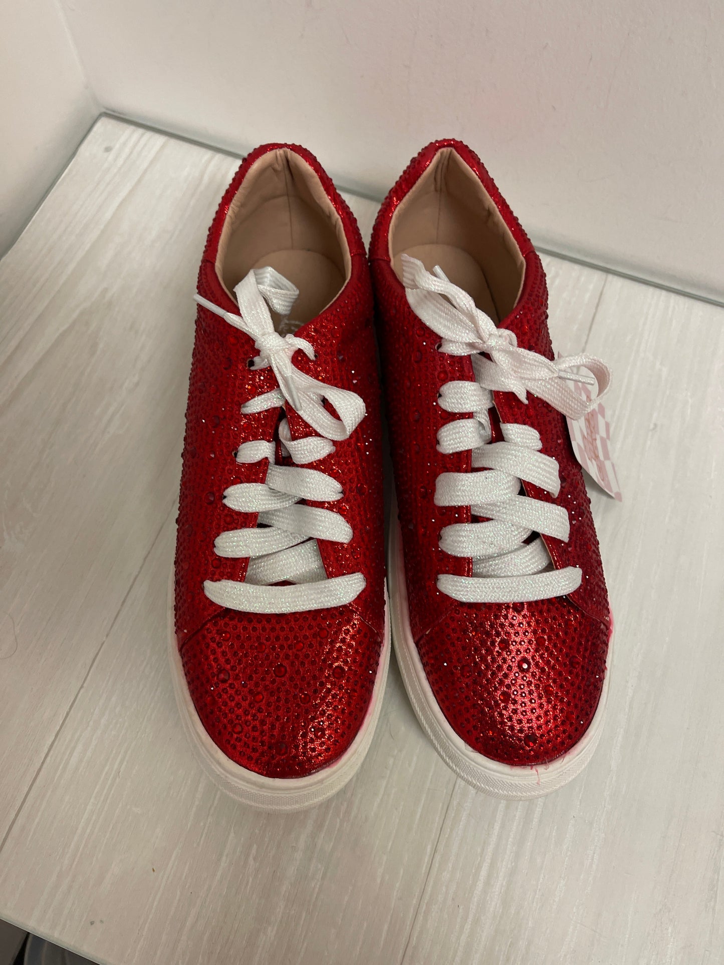 Shoes Sneakers By Clothes Mentor In Red, Size: 10