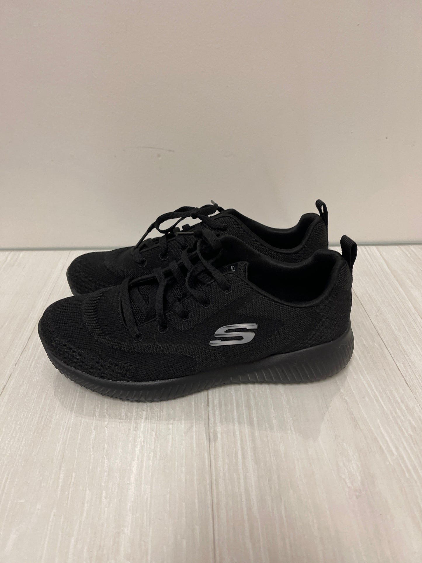 Shoes Athletic By Skechers In Black, Size: 8.5