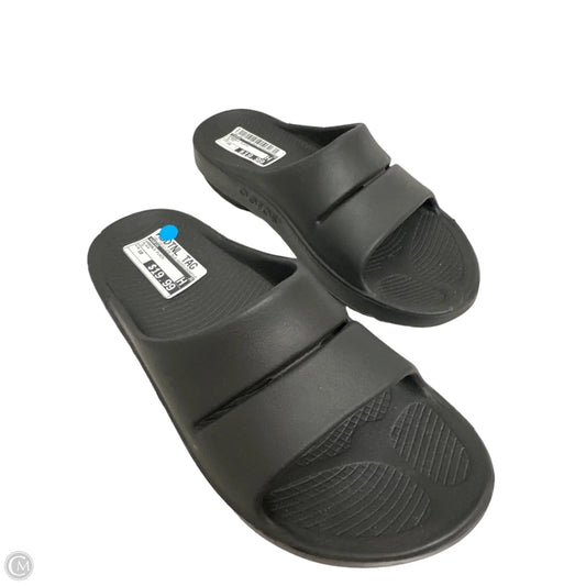 Sandals Flats By Oofos In Black, Size: 10