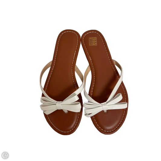 Sandals Flip Flops By Clothes Mentor In White, Size: 7.5