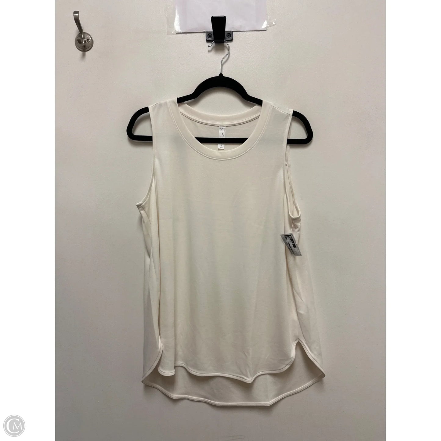 Top Sleeveless By Stylus In Cream, Size: L