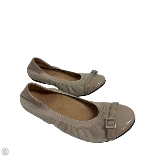 Shoes Flats By Vionic In Cream, Size: 7