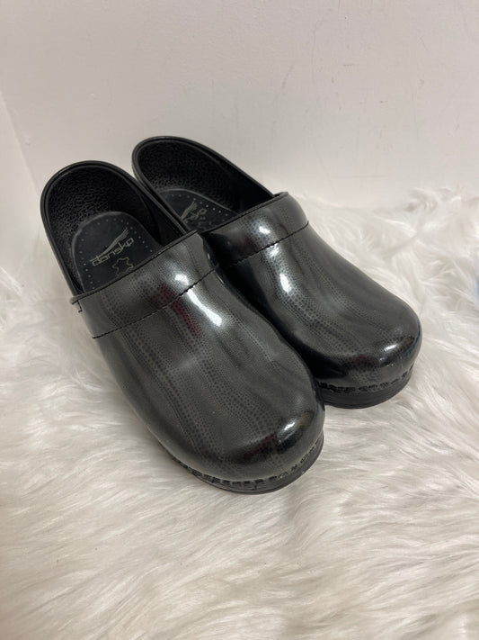 Black Shoes Flats Dansko, Size 7.5
