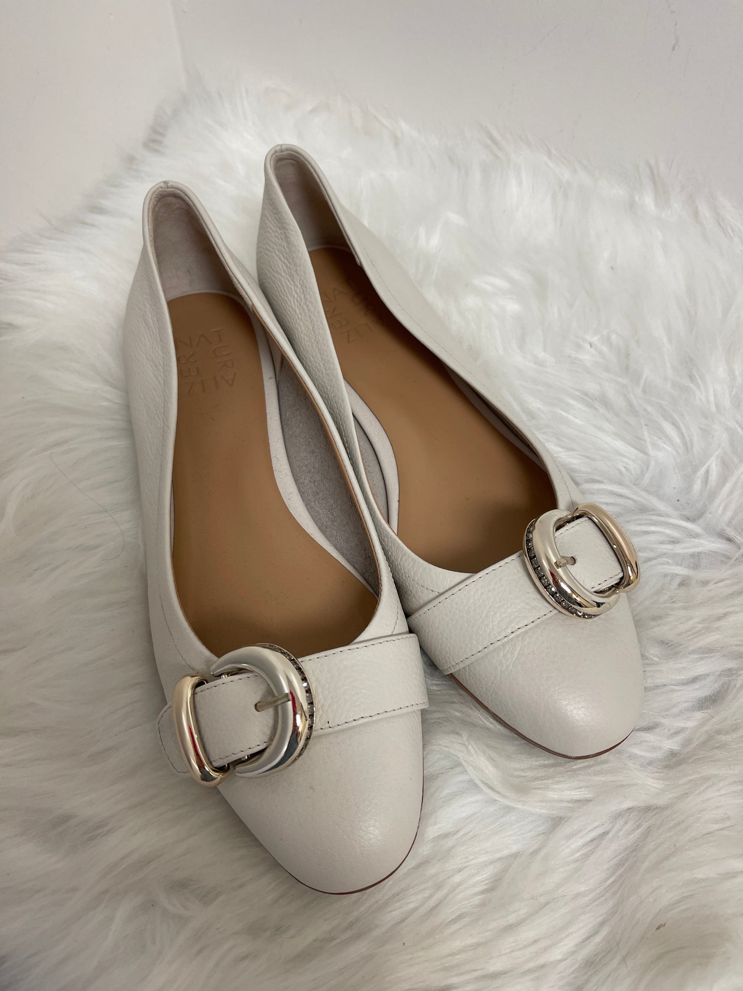 White Shoes Flats Naturalizer, Size 8.5
