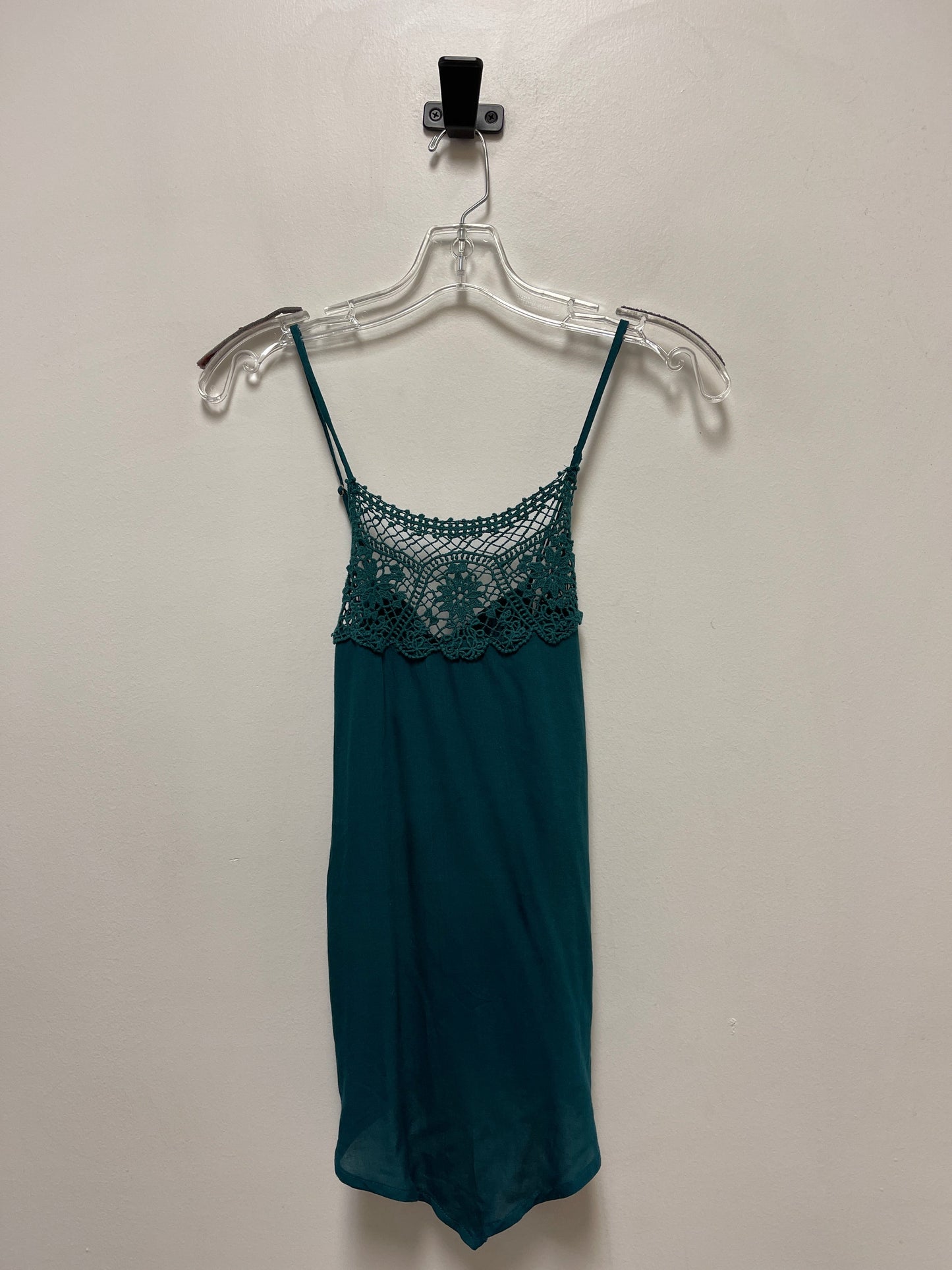 Top Sleeveless By Maurices In Green, Size: Xs