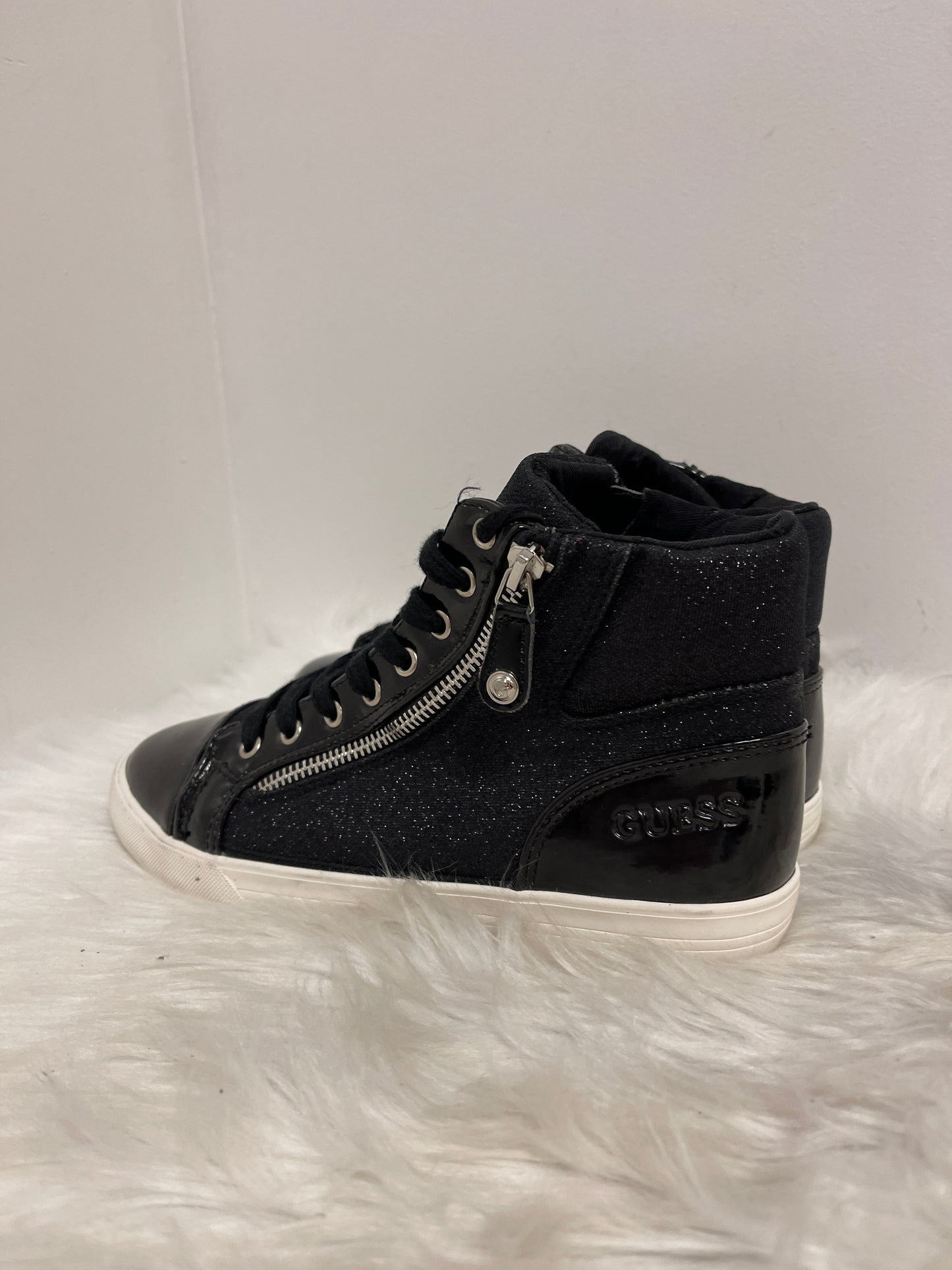 Shoes Sneakers By Guess In Black, Size: 7.5