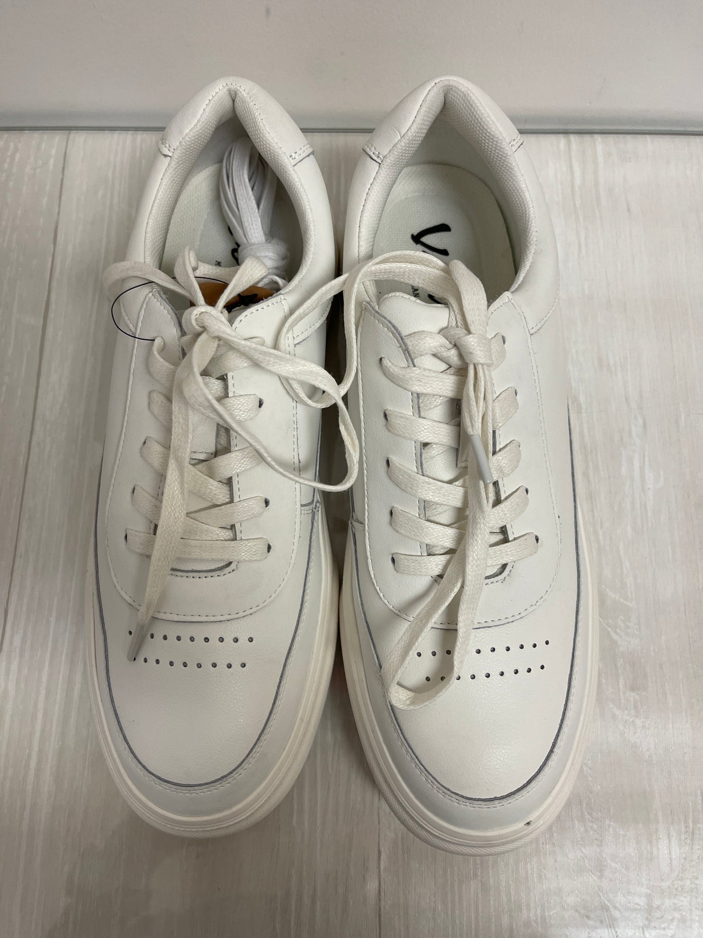 Shoes Sneakers By Clothes Mentor In White, Size: 9.5