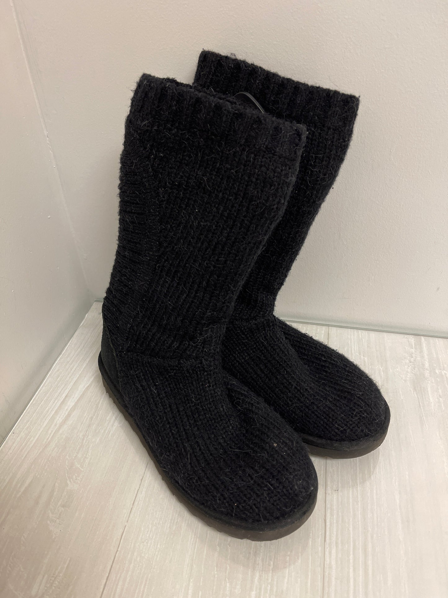 Boots Designer By Ugg In Black, Size: 9