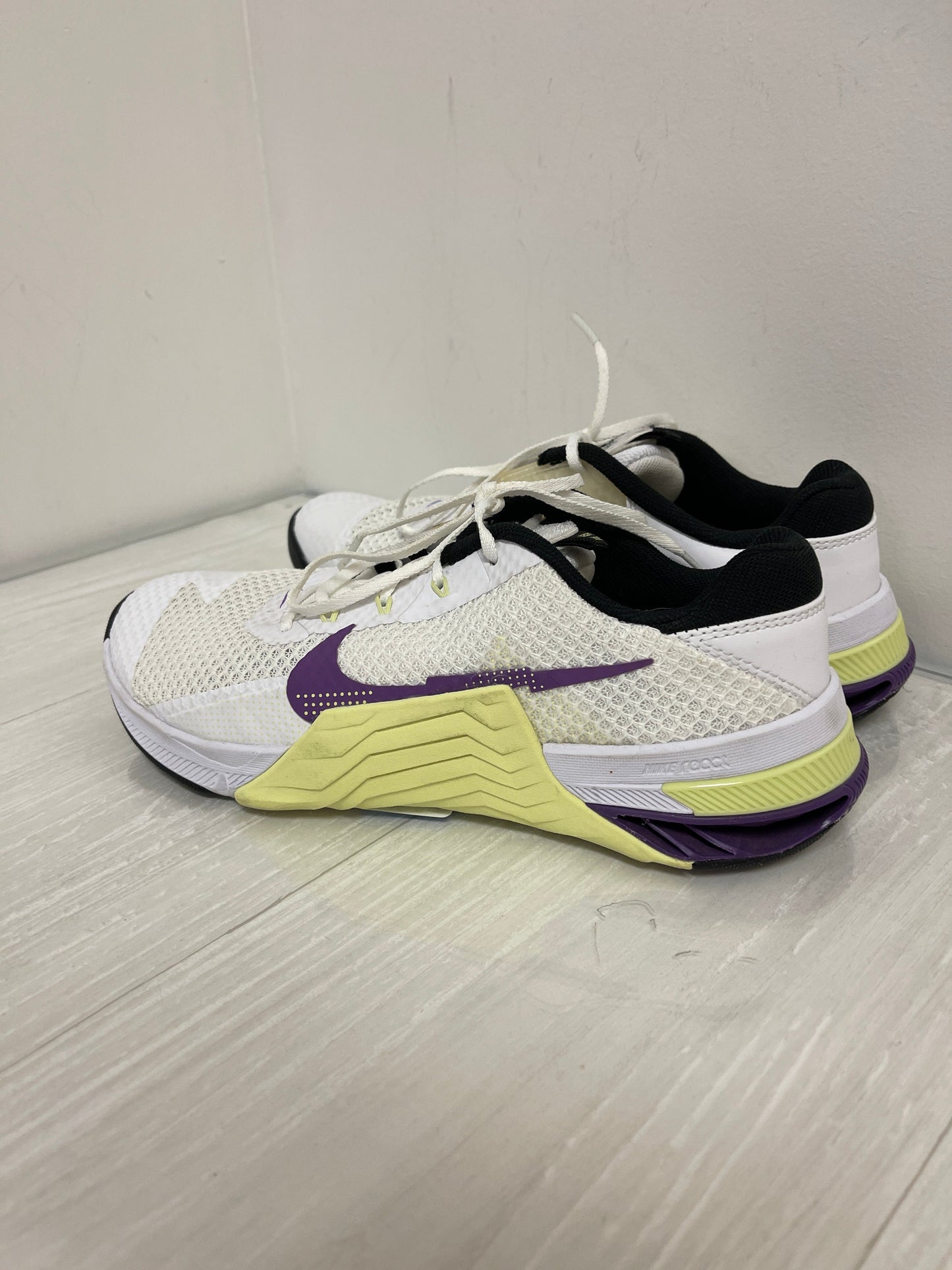 Shoes Athletic By Nike In White, Size: 9