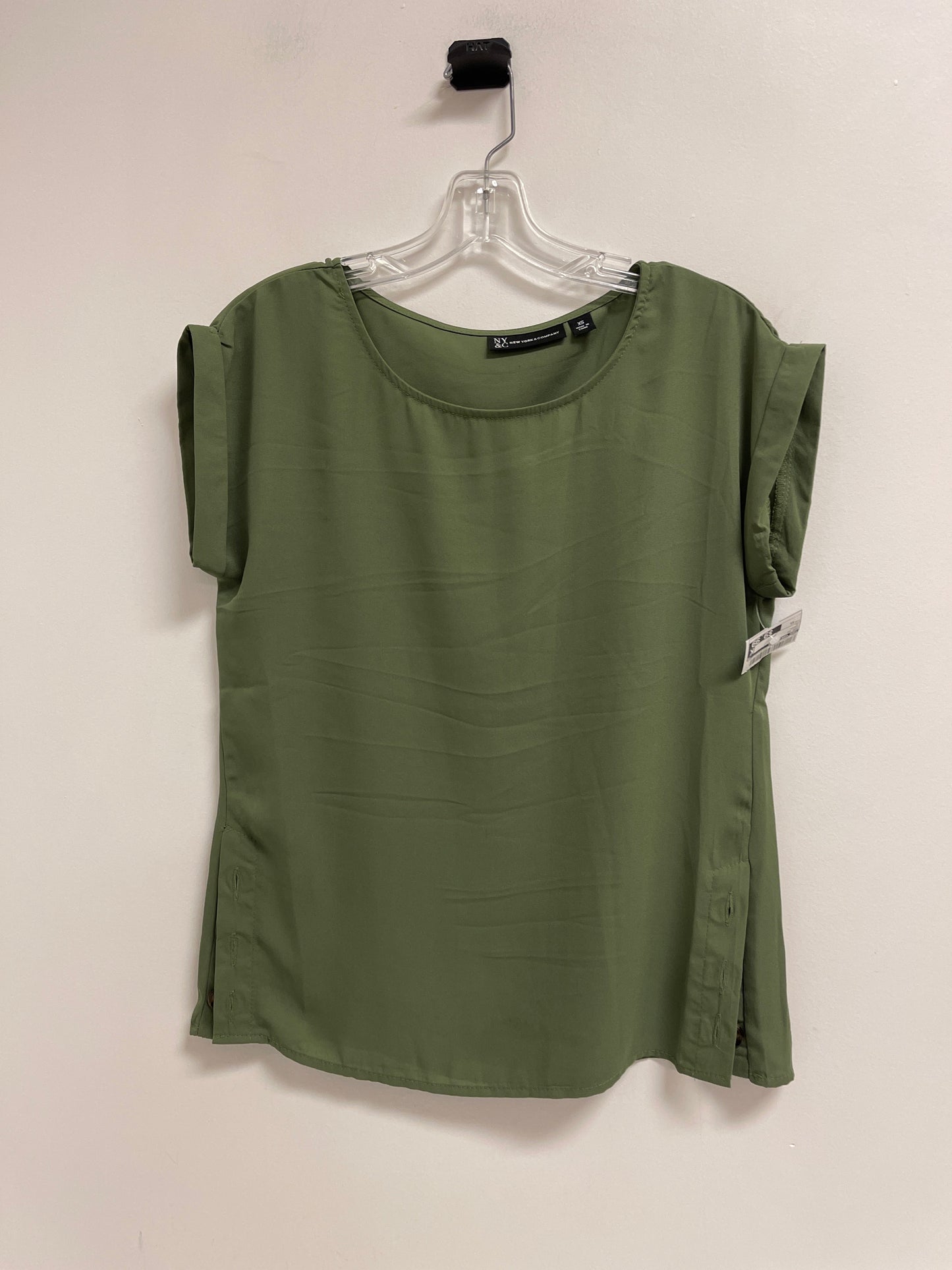 Top Short Sleeve By New York And Co In Green, Size: Xs