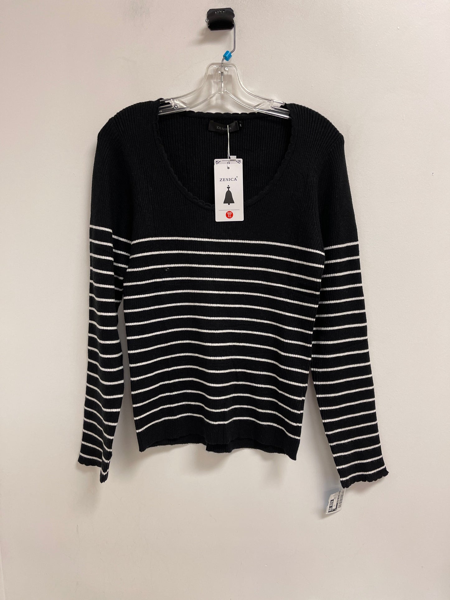 Top Long Sleeve By Clothes Mentor In Black & White, Size: Xl