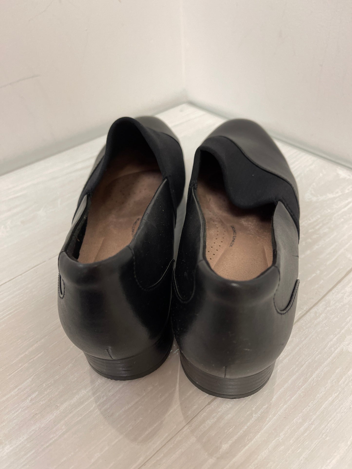 Shoes Flats By Clarks In Black, Size: 10